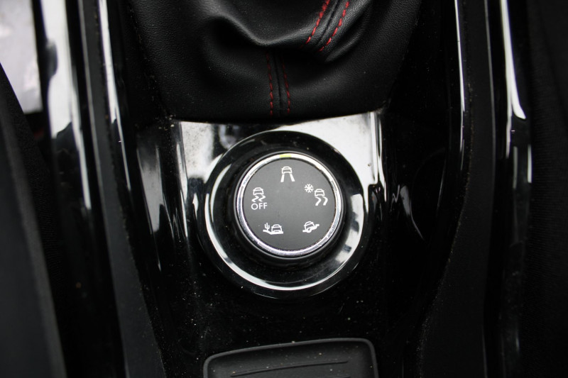 Photo 15 de l'offre de PEUGEOT 2008 II BLUE HDI 100 CV GT-LINE GPS 3D USB RE JA 17 TOIT PANO RADAR BLUETOOTH RÃGULATEUR à 12900€ chez Bougel transactions