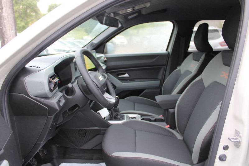 Photo 9 de l'offre de DACIA DUSTER VI EXTREME TCE 130 CV "4X4" GPS 3D JA 18 FULL LED CAMÃRA 360Â° I-COKPIT RÃGULATEUR à 28990€ chez Bougel transactions