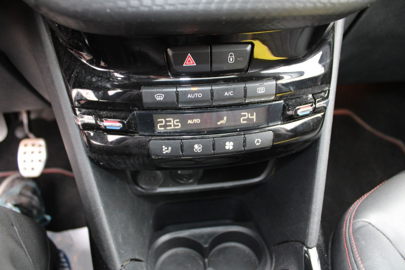Photo 14 de l'offre de PEUGEOT 2008 II BLUE HDI 100 CV GT-LINE GPS 3D USB RE JA 17 TOIT PANO RADAR BLUETOOTH RÃGULATEUR à 12900€ chez Bougel transactions