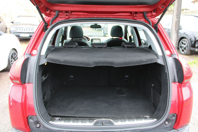 Photo 6 de l'offre de PEUGEOT 2008 II BLUE HDI 100 CV GT-LINE GPS 3D USB RE JA 17 TOIT PANO RADAR BLUETOOTH RÃGULATEUR à 12900€ chez Bougel transactions