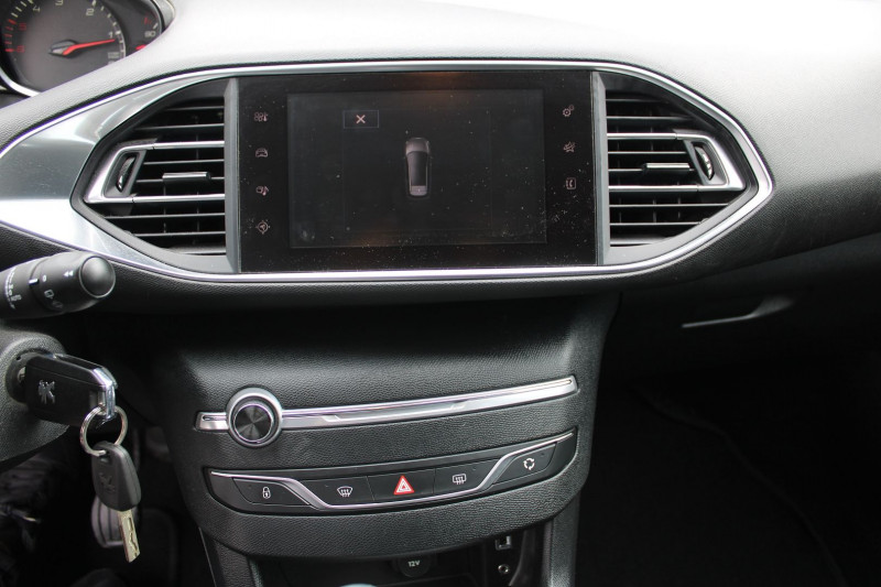 Photo 13 de l'offre de PEUGEOT 308 III SW ACTIVE 1L6 BLUE HDI 120 CV GPS 3D USB JA 16 RADAR BLUETOOTH RÃGULATEUR PK HIVER à 8990€ chez Bougel transactions