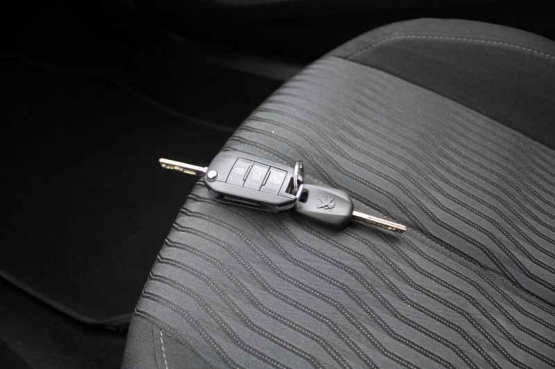 Photo 15 de l'offre de PEUGEOT 308 III SW ACTIVE 1L6 BLUE HDI 120 CV GPS 3D USB JA 16 RADAR BLUETOOTH RÃGULATEUR PK HIVER à 8990€ chez Bougel transactions