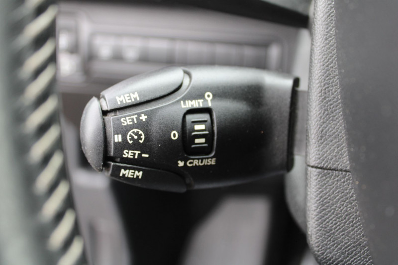 Photo 11 de l'offre de PEUGEOT 308 III SW ACTIVE 1L6 BLUE HDI 120 CV GPS 3D USB JA 16 RADAR BLUETOOTH RÃGULATEUR PK HIVER à 8990€ chez Bougel transactions