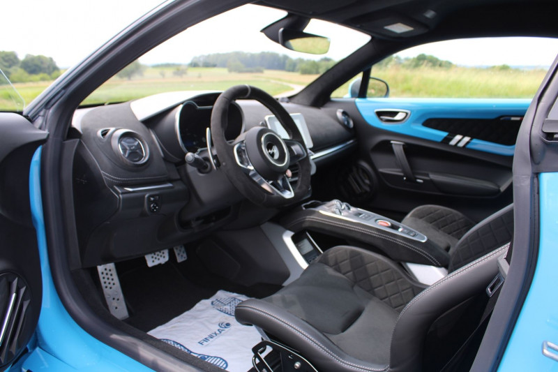 Photo 10 de l'offre de ALPINE A110 "SAN REMO 73" SÃRIE NUMÃROTÃE "124/200" TURBO 300 CV BOITE AUTO + PALETTES à 93500€ chez Bougel transactions