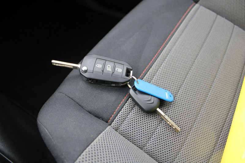 Photo 17 de l'offre de CITROEN C3 AIRCROSS SHINE BLUE HDI 120 CV GPS 3D CAMÃRA USB JA 17 GRIP RÃGULATEUR BOITE AUTO EAT-6 à 13990€ chez Bougel transactions