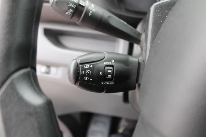 Photo 8 de l'offre de CITROEN JUMPY 4 AFFAIRE CLUB BLUE HDI 100 CV CLIM AUDIO USB PK HIVER RADAR BLUETOOTH RÃGULATEUR à 17800€ chez Bougel transactions