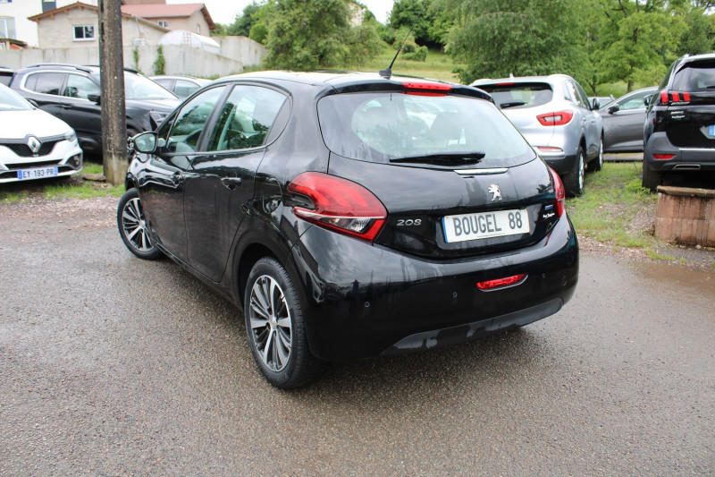 Photo 3 de l'offre de PEUGEOT 208 II ACTIVE 82 CV ESSENCE GPS MIROR LINK CAMÃRA CLIM TOIT PANO USB JA 16 RÃGULATEUR à 8500€ chez Bougel transactions