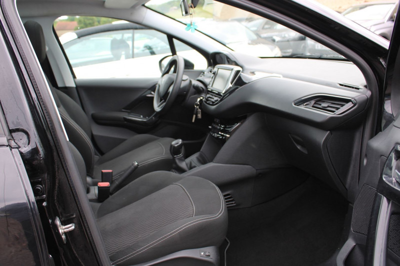 Photo 8 de l'offre de PEUGEOT 208 II ACTIVE 82 CV ESSENCE GPS MIROR LINK CAMÃRA CLIM TOIT PANO USB JA 16 RÃGULATEUR à 8500€ chez Bougel transactions
