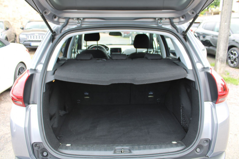 Photo 6 de l'offre de PEUGEOT 2008 II BLUE HDI 100 CV SIGNATURE GPS 3D CAMÃRA USB BLUETOOTH RÃGULATEUR ROUE DE SECOURS à 10990€ chez Bougel transactions