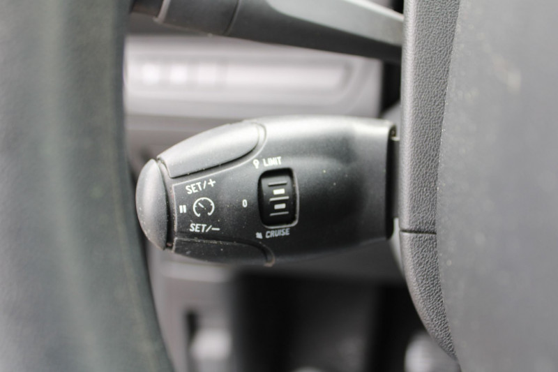 Photo 13 de l'offre de PEUGEOT 208 II ACTIVE 82 CV ESSENCE GPS MIROR LINK CAMÃRA CLIM TOIT PANO USB JA 16 RÃGULATEUR à 8500€ chez Bougel transactions