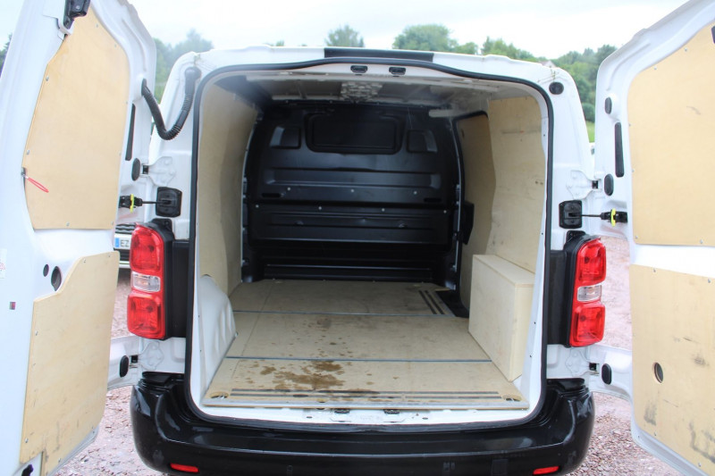 Photo 6 de l'offre de CITROEN JUMPY 4 AFFAIRE CLUB BLUE HDI 100 CV CLIM AUDIO USB PK HIVER RADAR BLUETOOTH RÃGULATEUR à 17800€ chez Bougel transactions
