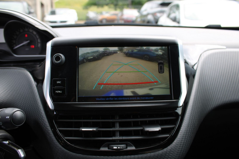 Photo 14 de l'offre de PEUGEOT 2008 II BLUE HDI 100 CV SIGNATURE GPS 3D CAMÃRA USB BLUETOOTH RÃGULATEUR ROUE DE SECOURS à 10990€ chez Bougel transactions