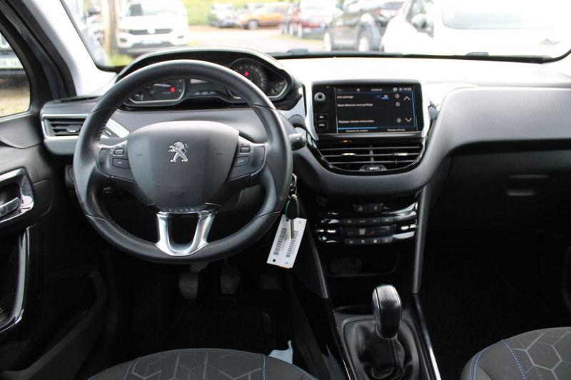 Photo 10 de l'offre de PEUGEOT 2008 II BLUE HDI 100 CV SIGNATURE GPS 3D CAMÃRA USB BLUETOOTH RÃGULATEUR ROUE DE SECOURS à 10990€ chez Bougel transactions