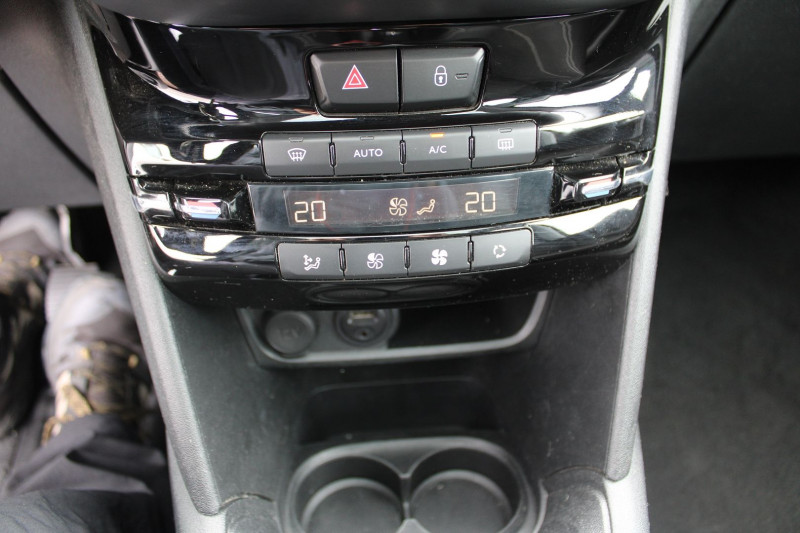 Photo 16 de l'offre de PEUGEOT 208 II ACTIVE 82 CV ESSENCE GPS MIROR LINK CAMÃRA CLIM TOIT PANO USB JA 16 RÃGULATEUR à 8500€ chez Bougel transactions