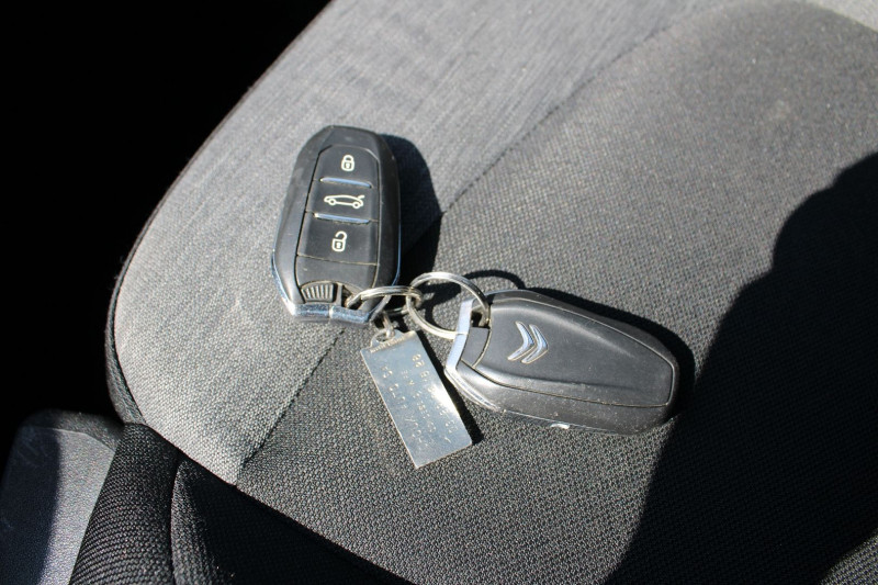 Photo 15 de l'offre de CITROEN C4 PICASSO II 2L BLUE HDI 150 CV GPS 3D CAMÃRA USB JA 17 STORES ATTELAGE TOIT PANO RÃGULATEUR à 12990€ chez Bougel transactions