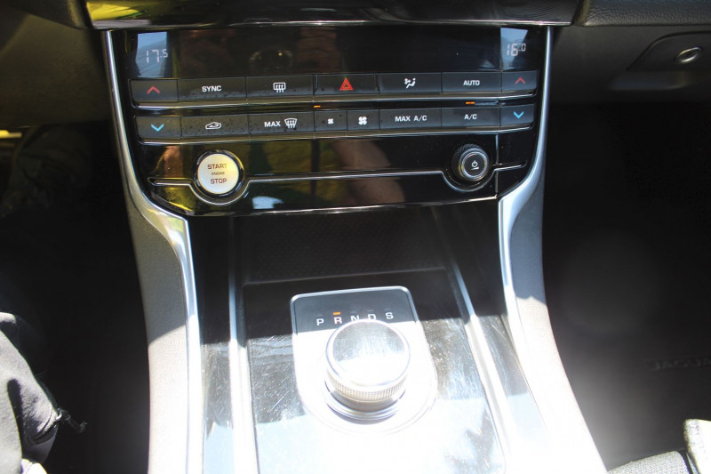 Photo 16 de l'offre de JAGUAR XE 2LD 180 CV R-SPORT BOITE AUTO 8 VITESSES GPS COULEUR MÃDIA USB CUIR TURBO DIESEL à 16990€ chez Bougel transactions