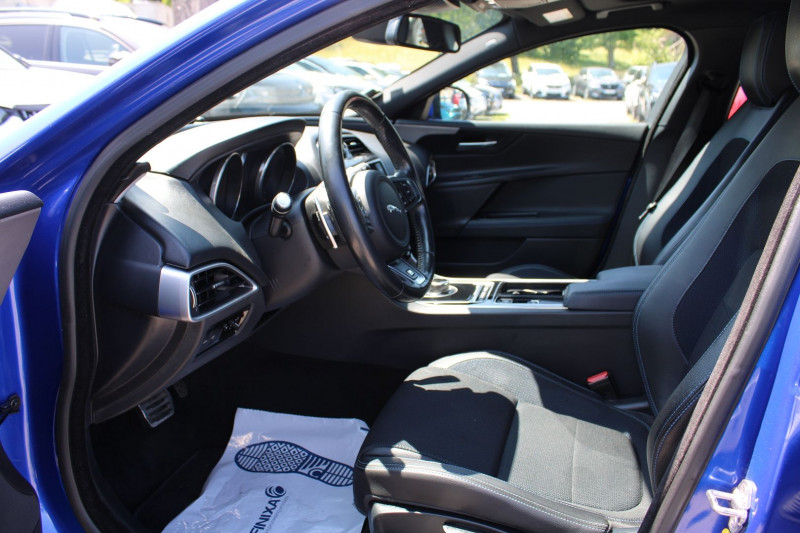 Photo 8 de l'offre de JAGUAR XE 2LD 180 CV R-SPORT BOITE AUTO 8 VITESSES GPS COULEUR MÃDIA USB CUIR TURBO DIESEL à 16990€ chez Bougel transactions