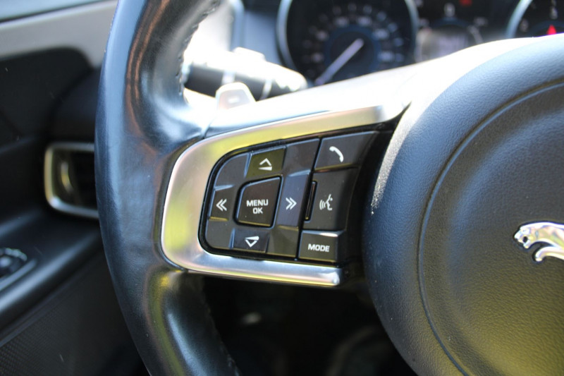 Photo 11 de l'offre de JAGUAR XE 2LD 180 CV R-SPORT BOITE AUTO 8 VITESSES GPS COULEUR MÃDIA USB CUIR TURBO DIESEL à 16990€ chez Bougel transactions