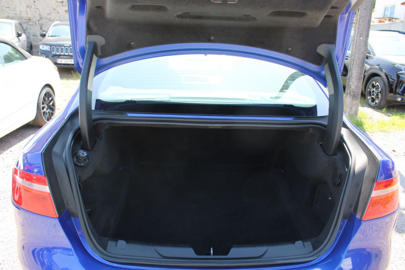 Photo 6 de l'offre de JAGUAR XE 2LD 180 CV R-SPORT BOITE AUTO 8 VITESSES GPS COULEUR MÃDIA USB CUIR TURBO DIESEL à 16990€ chez Bougel transactions