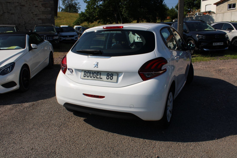 Photo 2 de l'offre de PEUGEOT 208 II LIKE 70 CV ESSENCE CLIM AUDIO MP3 VT RÃGULATEUR BLUETOOTH KIT DISTRIBUTION NEUF à 7500€ chez Bougel transactions