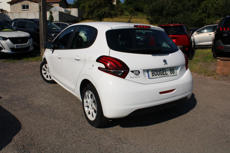 Photo 3 de l'offre de PEUGEOT 208 II LIKE 70 CV ESSENCE CLIM AUDIO MP3 VT RÃGULATEUR BLUETOOTH KIT DISTRIBUTION NEUF à 7500€ chez Bougel transactions
