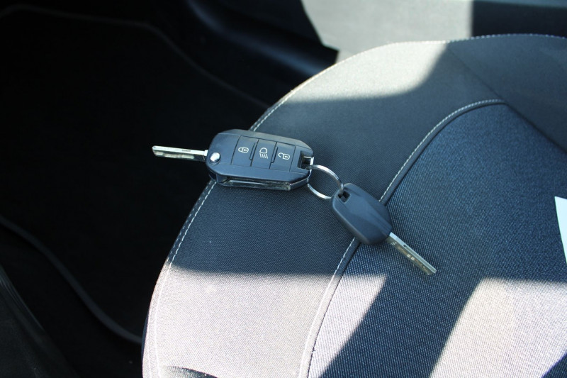 Photo 12 de l'offre de PEUGEOT 208 II LIKE 70 CV ESSENCE CLIM AUDIO MP3 VT RÃGULATEUR BLUETOOTH KIT DISTRIBUTION NEUF à 7500€ chez Bougel transactions