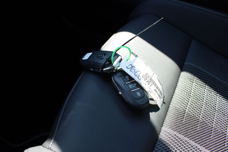 Photo 18 de l'offre de PEUGEOT 5008 PHASE 5 GT 145 CV HYBRIDE "7 PLACES" GPS 3D CAMÃRA USB JA 19 I-COKPIT BOITE AUTO DCS-6 à 38990€ chez Bougel transactions