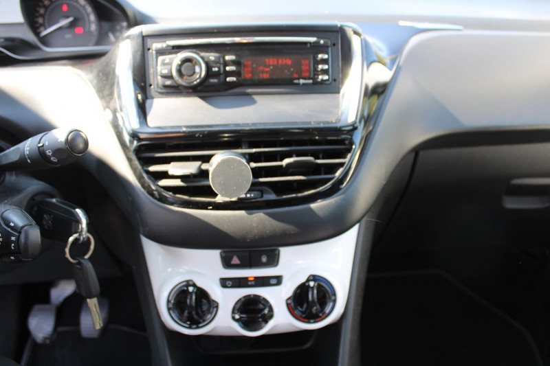 Photo 11 de l'offre de PEUGEOT 208 II LIKE 70 CV ESSENCE CLIM AUDIO MP3 VT RÃGULATEUR BLUETOOTH KIT DISTRIBUTION NEUF à 7500€ chez Bougel transactions