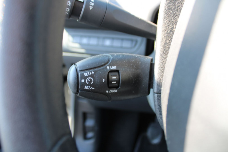 Photo 10 de l'offre de PEUGEOT 208 II LIKE 70 CV ESSENCE CLIM AUDIO MP3 VT RÃGULATEUR BLUETOOTH KIT DISTRIBUTION NEUF à 7500€ chez Bougel transactions