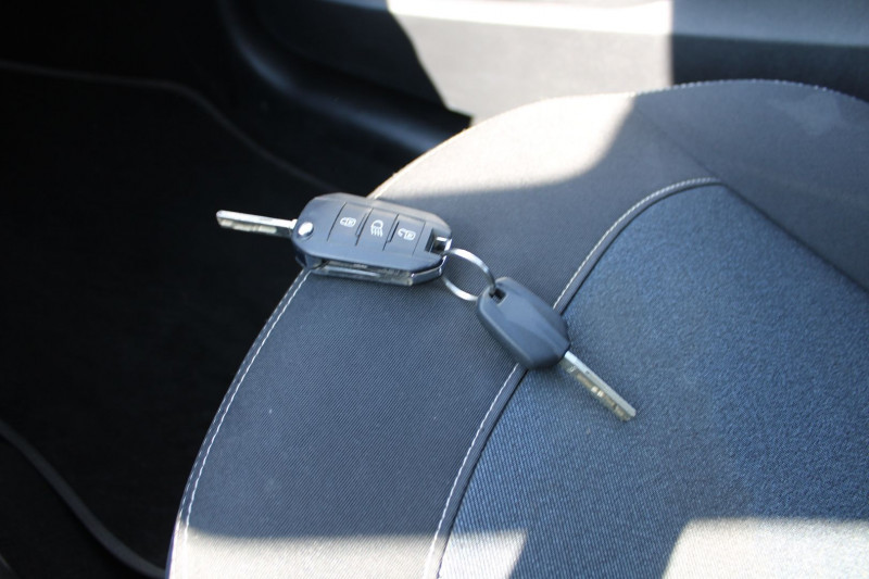 Photo 15 de l'offre de PEUGEOT 208 II LIKE 70 CV ESSENCE CLIM AUDIO MP3 VT RÃGULATEUR BLUETOOTH KIT DISTRIBUTION NEUF à 7500€ chez Bougel transactions