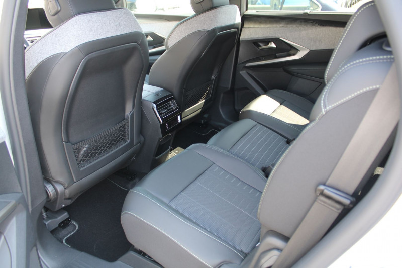 Photo 6 de l'offre de PEUGEOT 5008 PHASE 5 GT BICOLOR HYBRID 145 CV 7 PLACES EAT8 BOITE AUTO CUIR CAMÃRA 360 JANTES 19 à 37900€ chez Bougel transactions