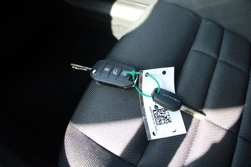 Photo 15 de l'offre de CITROEN C4 PHASE 5 PLUS HYBRID 145 EAT8 CAMÃRA 180 GPS LINK RÃGULATEUR BLUETOOTH USB LEDS CLIM AUTO à 24500€ chez Bougel transactions