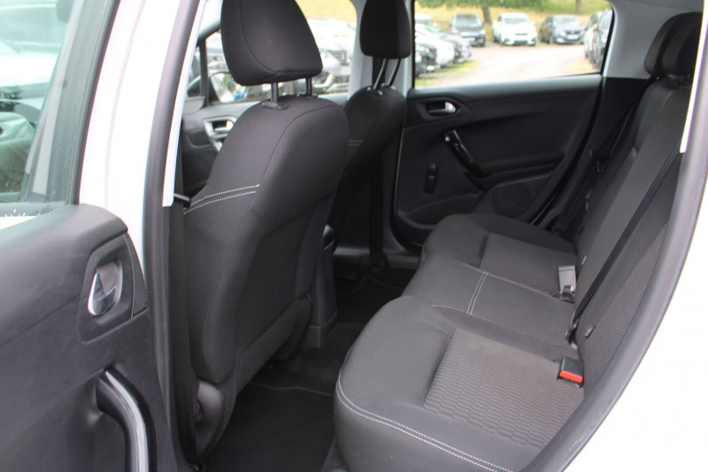 Photo 8 de l'offre de PEUGEOT 208 II ACTIVE BUSINESS 1L6 BLUE HDI GPS 3D CLIM AUDIO RE USB RADAR BLUETOOTH RÃGULATEUR à 10500€ chez Bougel transactions