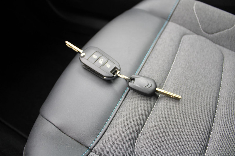 Photo 17 de l'offre de CITROEN C4 PHASE 4 FEEL 130 CV PACK GPS 3D CAMÃRA JA 18 FULL LED ATTELAGE I-COKPIT BOITE AUTO EAT-8 à 18500€ chez Bougel transactions