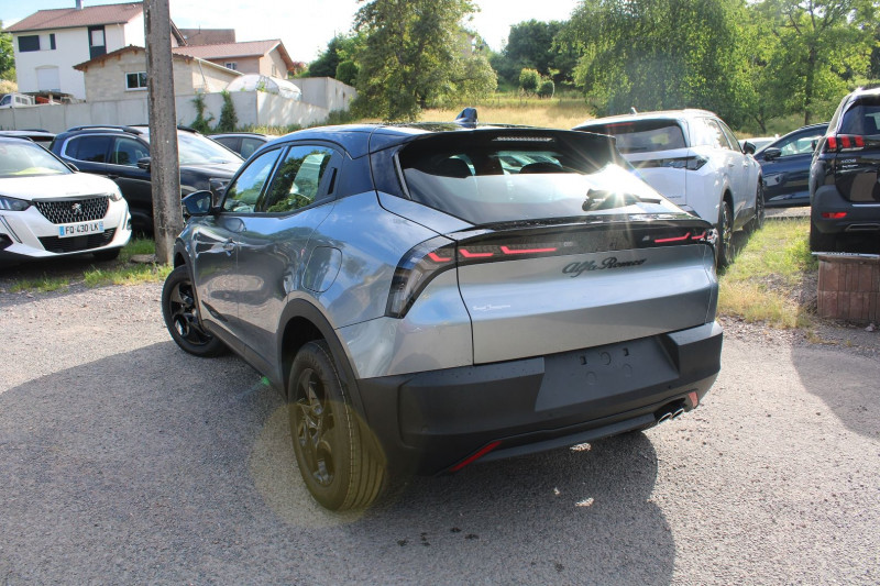 Photo 3 de l'offre de ALFA ROMEO JUNIOR IBRIDA 136 CV HYBRIDE GPS 3D CAMÃRA USB JA 17 I-COKPIT FULL LED BOITE AUTO DCT-6 à 29800€ chez Bougel transactions
