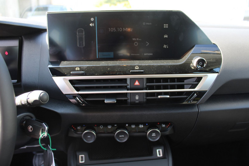 Photo 12 de l'offre de CITROEN C4 PHASE 5 PLUS HYBRID 145 EAT8 CAMÃRA 180 GPS LINK RÃGULATEUR BLUETOOTH USB LEDS CLIM AUTO à 24800€ chez Bougel transactions