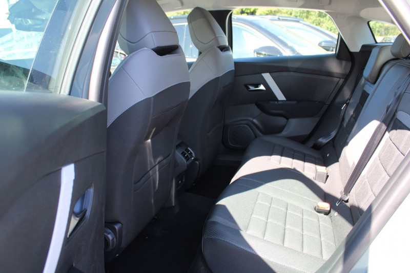 Photo 8 de l'offre de CITROEN C4 PHASE 5 PLUS HYBRID 145 EAT8 CAMÃRA 180 GPS LINK RÃGULATEUR BLUETOOTH USB LEDS CLIM AUTO à 24800€ chez Bougel transactions