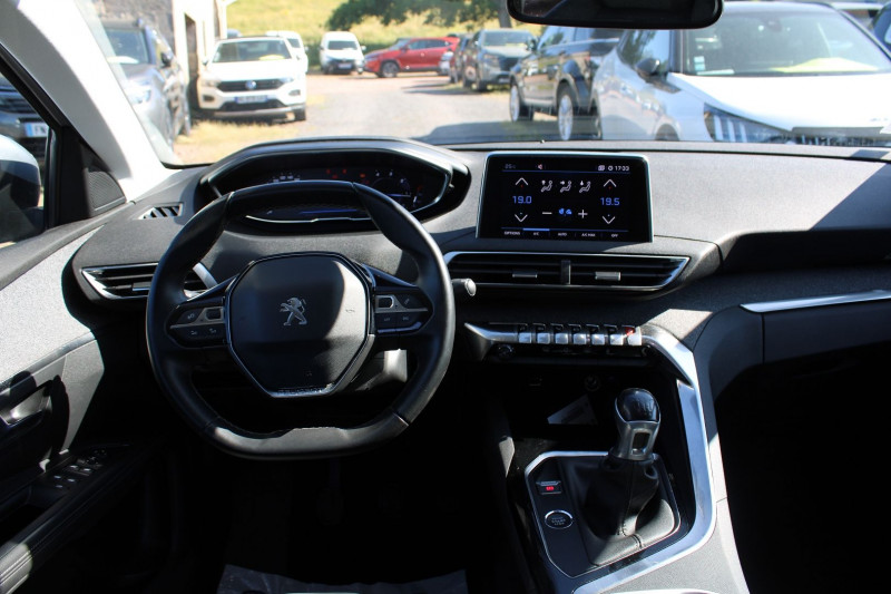 Photo 10 de l'offre de PEUGEOT 5008 III BLUE HDI 130 CV ALLURE "7 PLACES" GPS 3D CAMÃRA RE USB JA 18 I-COKPIT RÃGULATEUR à 20500€ chez Bougel transactions