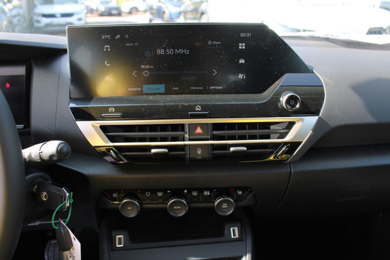 Photo 11 de l'offre de CITROEN C4 PHASE 5 PLUS HYBRID 145 EAT8 CAMÃRA 180 GPS LINK RÃGULATEUR BLUETOOTH USB LEDS CLIM AUTO à 24500€ chez Bougel transactions
