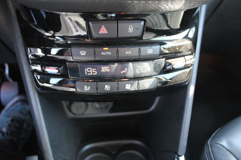 Photo 14 de l'offre de PEUGEOT 2008 ALLURE 1L6 HDI 100 CV GPS 3D CLIM AUDIO MP3 USB JA 16 RADAR BLUETOOTH RÃGULATEUR à 10500€ chez Bougel transactions