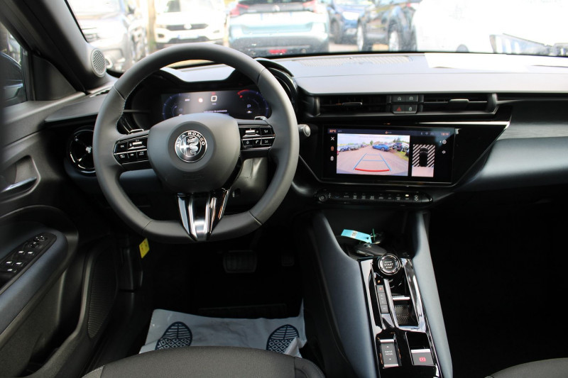 Photo 11 de l'offre de ALFA ROMEO JUNIOR IBRIDA 136 CV HYBRIDE GPS 3D CAMÃRA USB JA 17 I-COKPIT FULL LED BOITE AUTO DCT-6 à 29800€ chez Bougel transactions