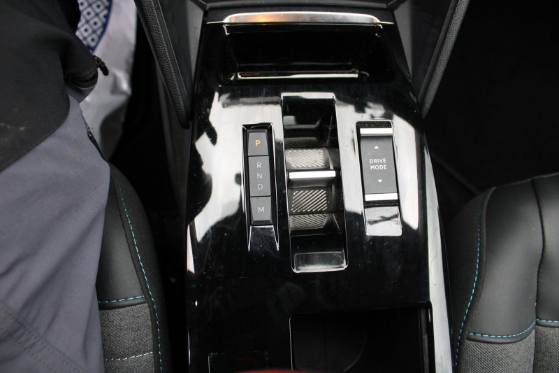 Photo 16 de l'offre de CITROEN C4 PHASE 4 FEEL 130 CV PACK GPS 3D CAMÃRA JA 18 FULL LED ATTELAGE I-COKPIT BOITE AUTO EAT-8 à 18500€ chez Bougel transactions