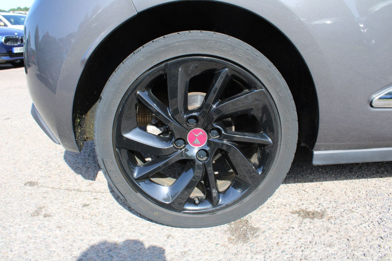 Photo 7 de l'offre de DS DS 3 110 CV ESSENCE PERFORMANCE LINE GPS 3D FULL LED CAMÃRA JA 17 BOITE AUTO EAT-6 à 13990€ chez Bougel transactions