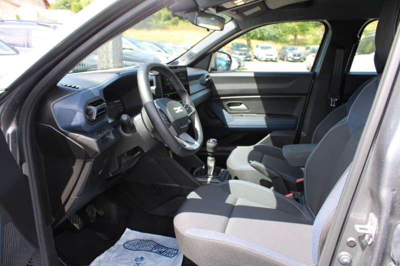 Photo 9 de l'offre de DACIA DUSTER VI TCE MILD HYBRID 130 CV EXPRESSION GPS CARPLAY JA 17 ATTELAGE FULL LED RÃGULATEUR à 23990€ chez Bougel transactions
