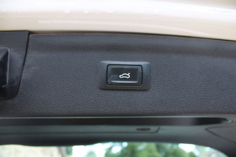 Photo 7 de l'offre de AUDI Q3 SPORT ULTRA 2L TDI 150 GPS COULEUR FULL LEDS RÃGULATEUR BLUETOOTH CLIM  BOITE 6V à 16500€ chez Bougel transactions