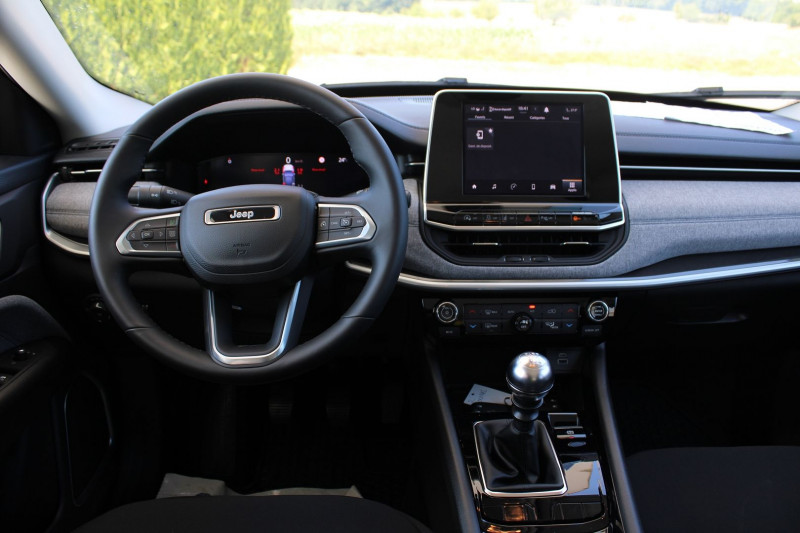 Photo 9 de l'offre de JEEP COMPASS LONGITUDE TURBO 130 BOITE 6V CAMÃRA GPS LINK USB RÃGULATEUR BLUETOOTH FULL LEDS à 23800€ chez Bougel transactions