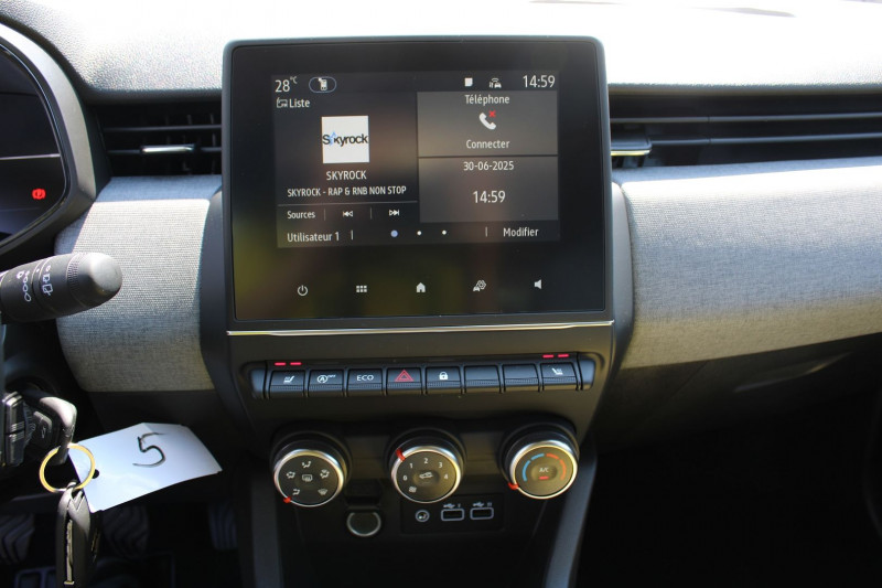 Photo 11 de l'offre de RENAULT CLIO VI TCE 90 CV EVOLUTION GPS CARPLAY CAMÃRA FULL LED RE I-COKPIT BLUETOOTH RÃGULATEUR à 18500€ chez Bougel transactions