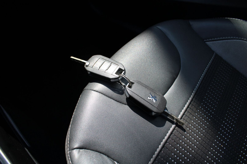 Photo 18 de l'offre de PEUGEOT 2008 II ALLURE 110 CV ESSENCE GPS 3D TOIT PANO USB JA 16 ATTELAGE RADAR BOITE AUTO EAT-6 à 10500€ chez Bougel transactions
