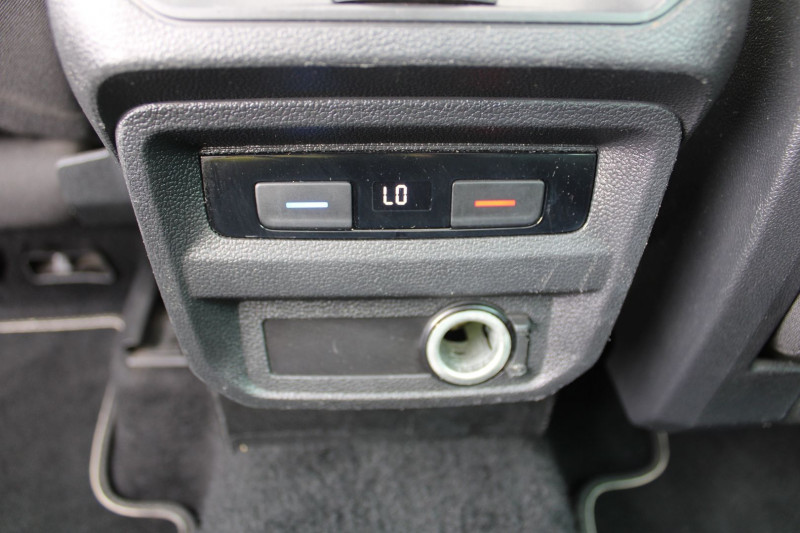 Photo 11 de l'offre de VOLKSWAGEN TIGUAN 4 SPORT 2L TDI 150 GPS MÃDIA USB CAMÃRA RÃGULATEUR BLUETOOTH TOIT PANO  BOITE 6V à 18990€ chez Bougel transactions