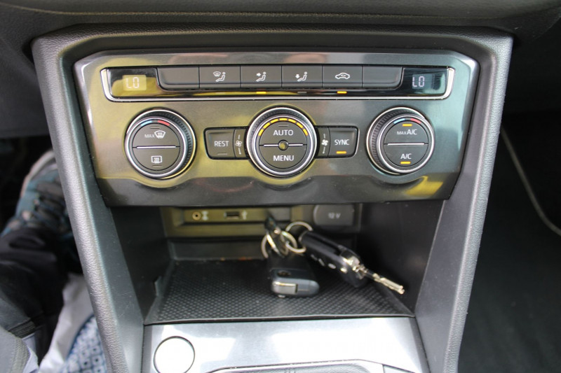 Photo 16 de l'offre de VOLKSWAGEN TIGUAN 4 SPORT 2L TDI 150 GPS MÃDIA USB CAMÃRA RÃGULATEUR BLUETOOTH TOIT PANO  BOITE 6V à 18990€ chez Bougel transactions